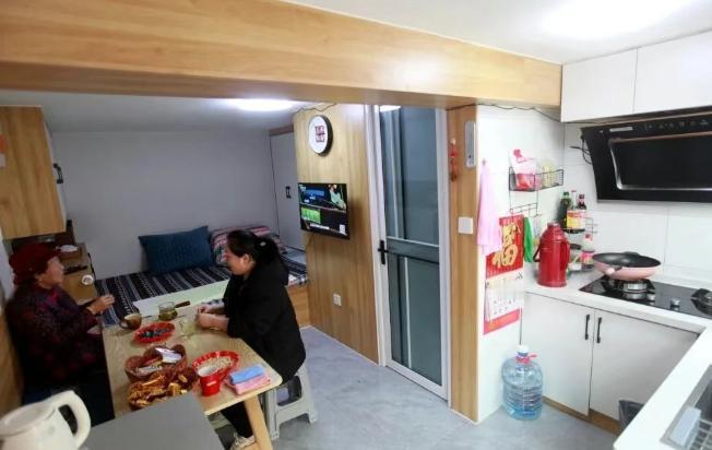 山东姑娘小丽，家里房子小，婆婆来带孩子没地儿住。她一拍脑袋，把楼下车库花3万改成