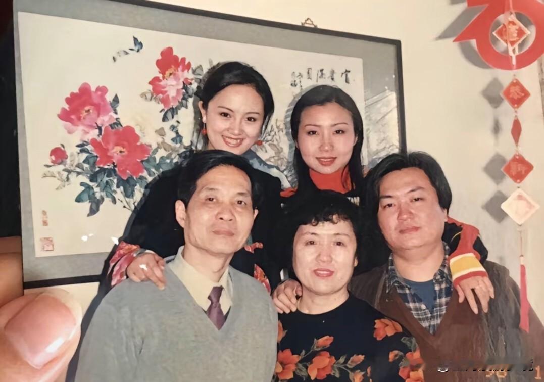 朱媛媛说，“大家都以为我学艺术跟巩俐有关，因为长得酷似她。其实，高大英俊的哥哥才