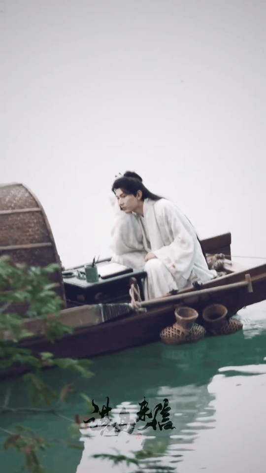 别人都是无聊了就掏出手机来看看，而成毅呢？无聊时宁愿坐着发呆都不会玩手机！看