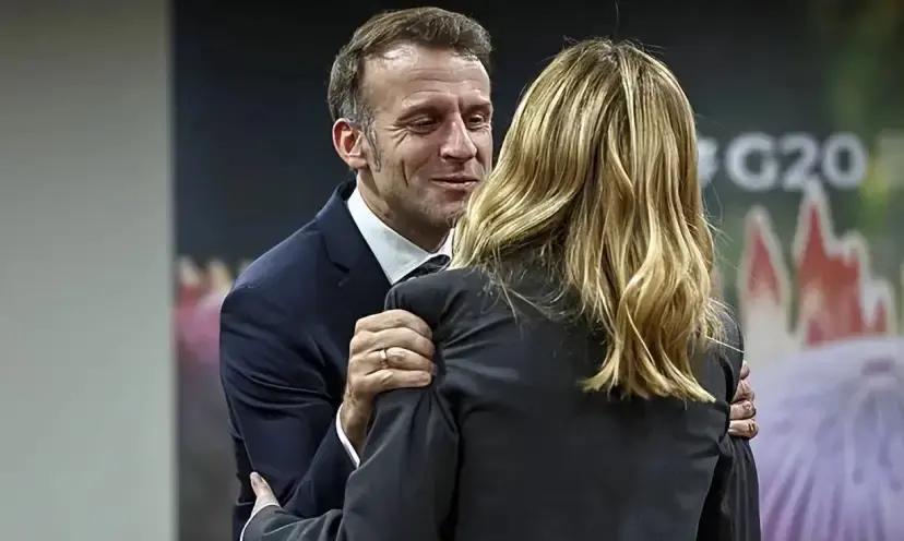 果不其然。法国领导人在一场多国活动的迎接环节里，突然成了镜头焦点。现