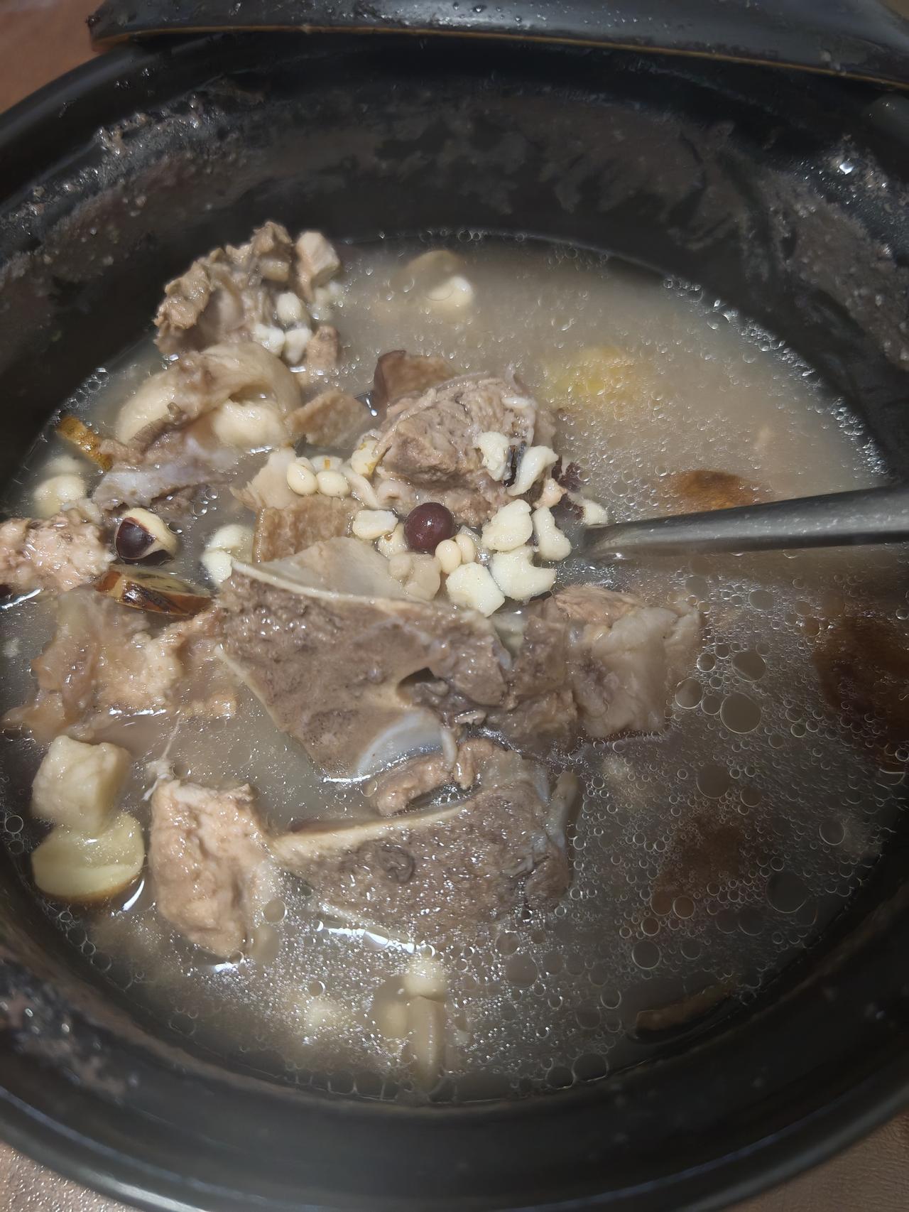 最近这段时间，全国的猪肉都是白菜价，据说已经达到近十年最低价。下午去超市看到骨头