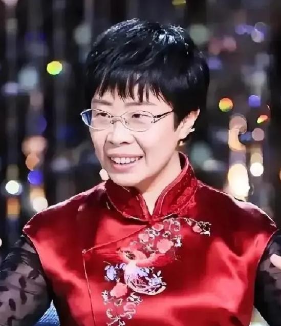 你敢信吗？前阵子还在诗词大会上温温柔柔讲唐诗宋词的蒙曼，就因为聊了几句清朝，直接