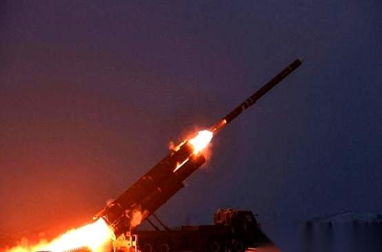 十好几枚导弹，跟下饺子一样，哗啦一下全砸在日本家门口。日本那位高市女士，估计当