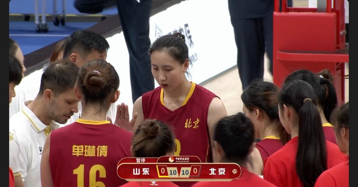全锦赛第一场比赛，北京女排对阵山东队的比赛，第一局山东女排25：21先赢一局。