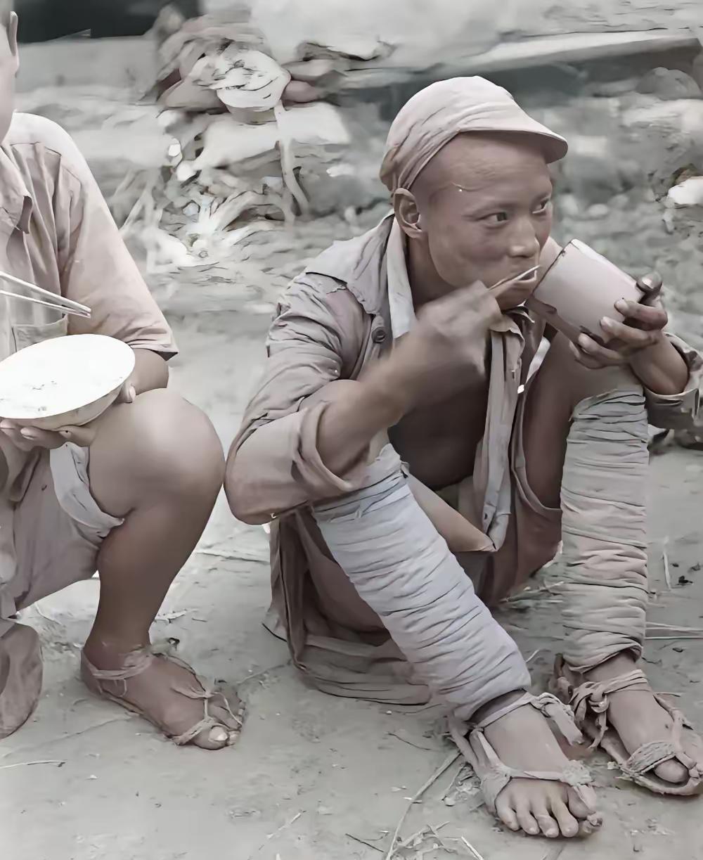 任何一个有良知的中国人看到这张照片都会痛心落泪。这是抗战时期的一名广西桂军士兵，