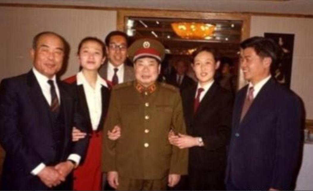 1990年，79岁的杨得志新婚，迎娶了石莉，结婚当晚，杨老将军握着石莉的手，动情