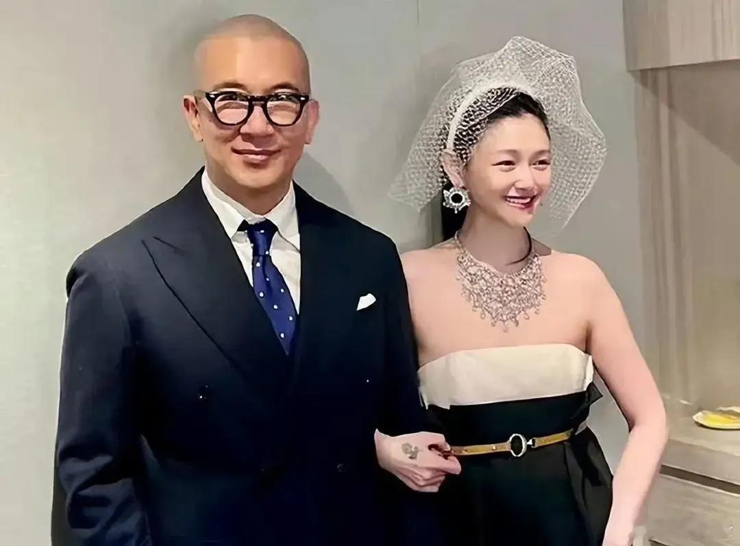 真的太动容了！有网友在墓地偶然碰到了具俊晔，只见他安安静静地坐在大S的墓旁，那画