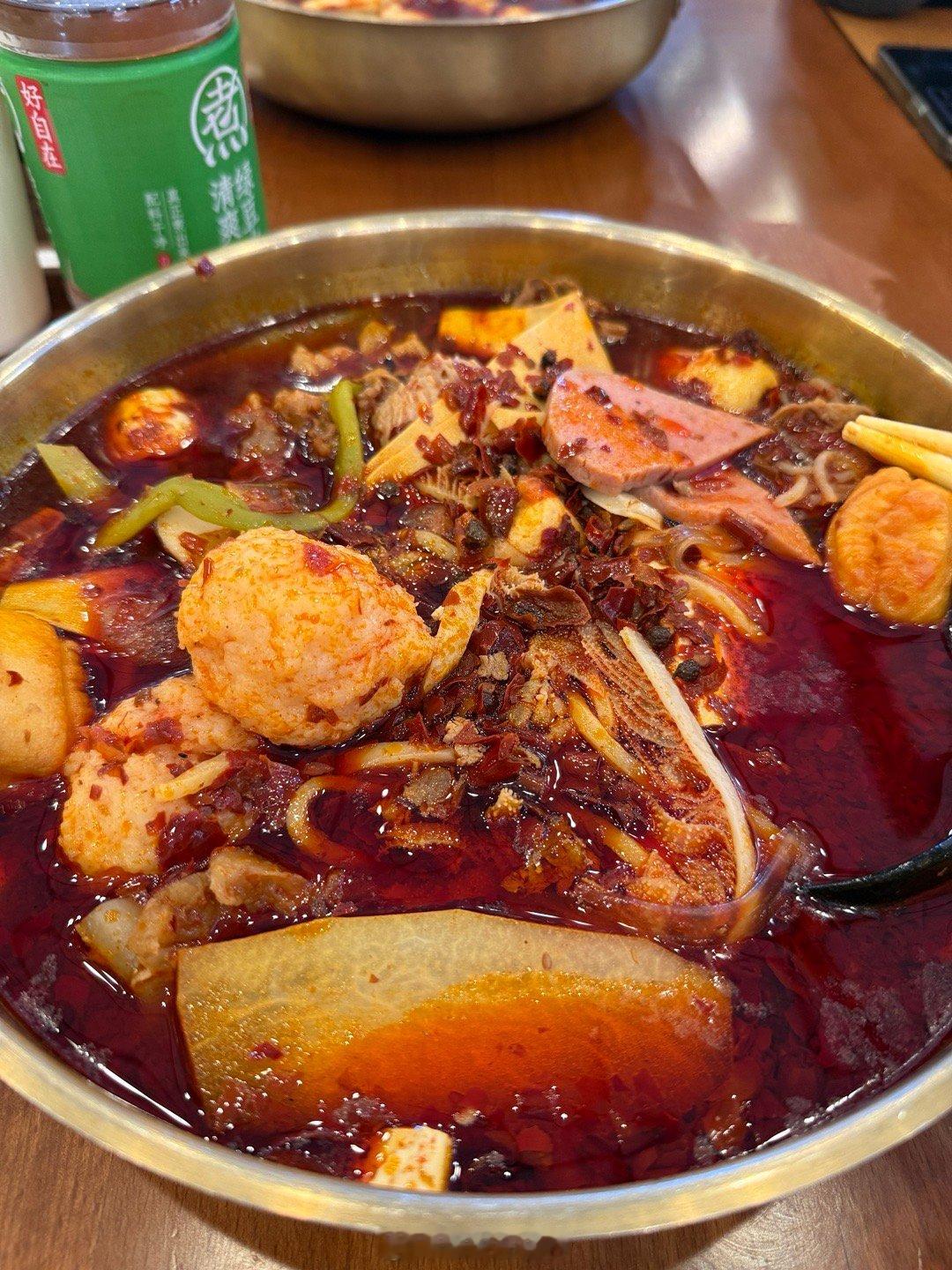 陪孩子她妈吃麻辣烫。脑子一抽，说，那就吃一样的锅底吧。上来就有点傻眼了。对面的伊