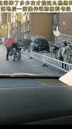 笑不活了!奶奶骑电动车载着小孙女，经过减速带时车子猛地一颠，小孙女当场从车上摔了