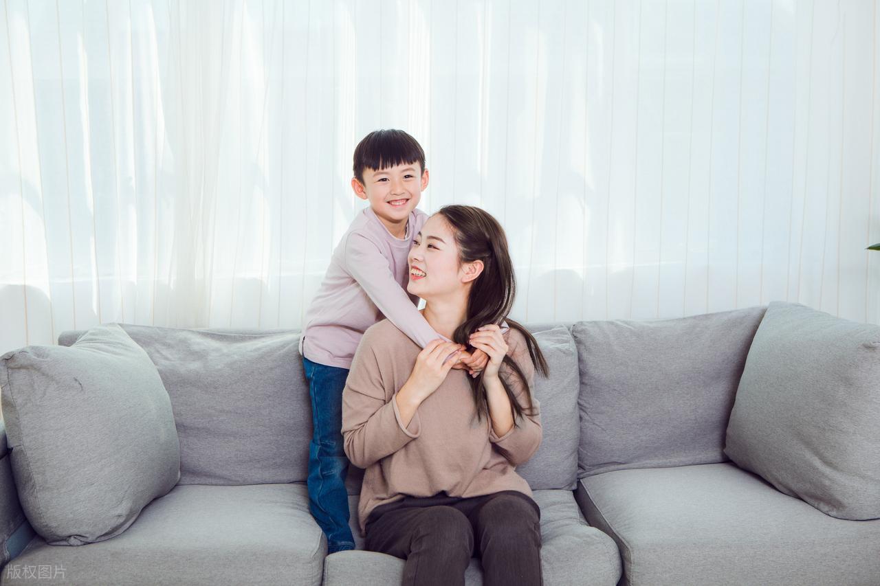我朋友是二婚，也是后妈。她头婚没孩子，跟前夫感情不和，结婚不到半年就离了。再婚嫁