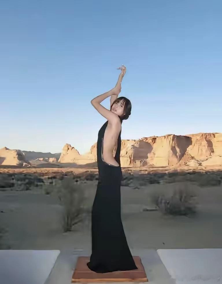 Lisa晒身材照又引争议，有人认为风格过于大胆，你们怎么觉得呢？​​​