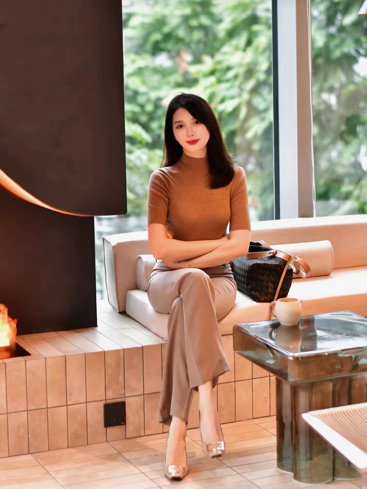 晨光里煮一壶茶，等风也等你，日子慢成一首诗。