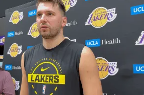 湖人球员卢卡-东契奇接受媒体采访，在谈到球队的防守问题时说：“我和勒布朗-詹姆