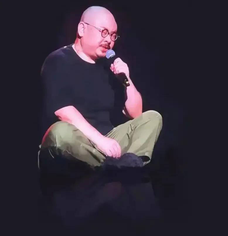 刀郎怎么不怎么在娱乐圈出现了刀郎既不属于娱乐圈也不是什么文艺圈，娱乐圈和文艺圈已