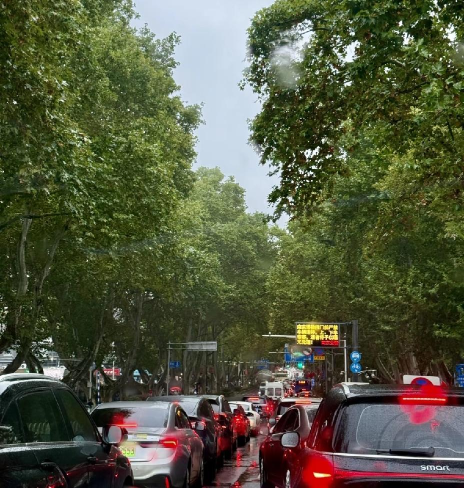 我觉得，今年国庆节会出现3个奇怪现象：1、以前出去旅游，恨不得一天跑三四个景