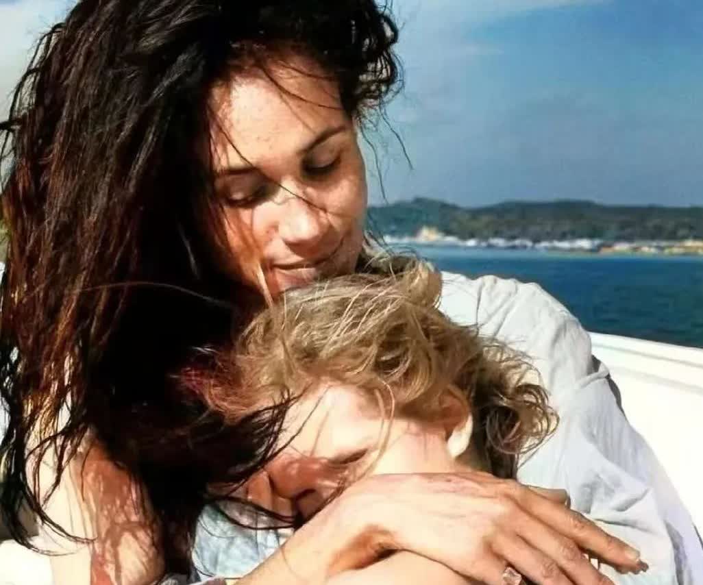 哇塞！梅根发女儿莉莉贝特正面照了！今天是梅根与哈里王子女儿莉莉贝特的四岁