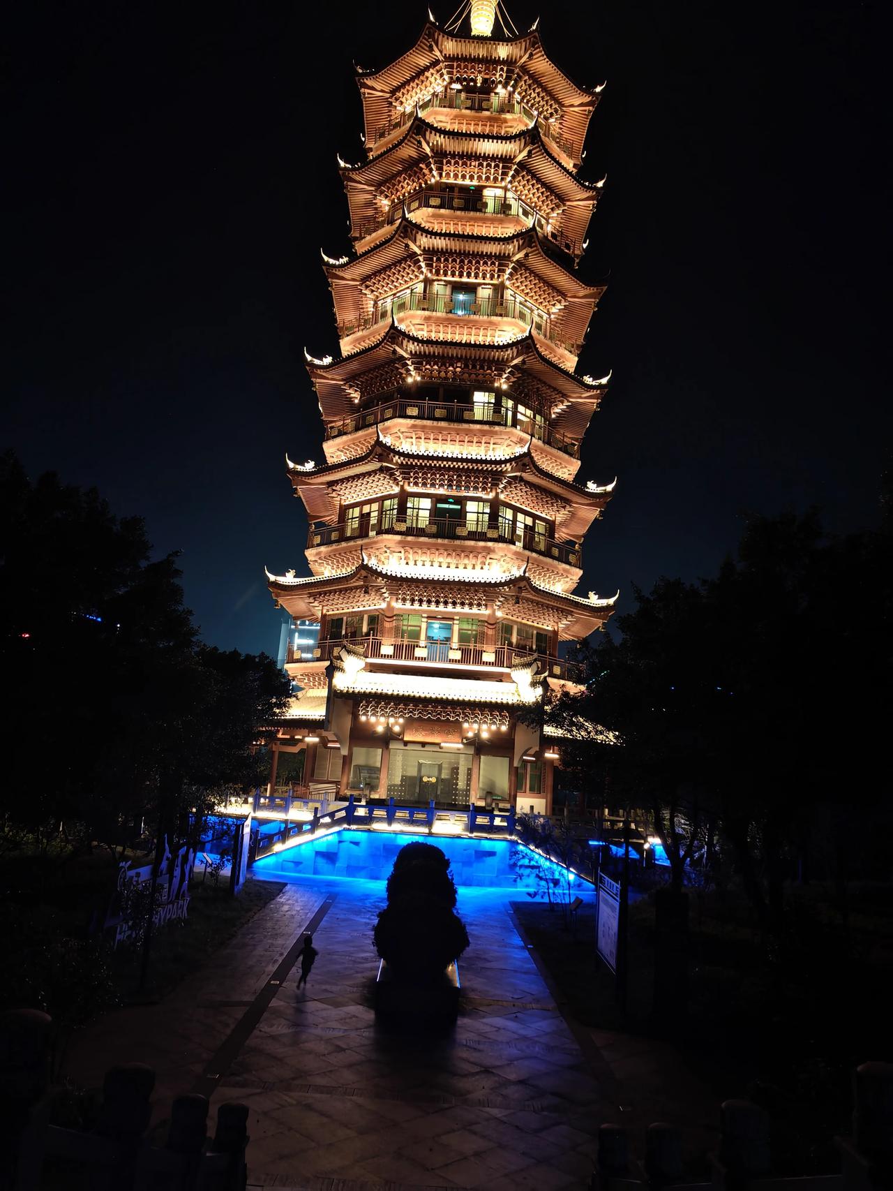 灵川古塔夜色登场，灯火勾勒中式古建筑独有的温柔风骨夜色漫过灵川的街巷，这座