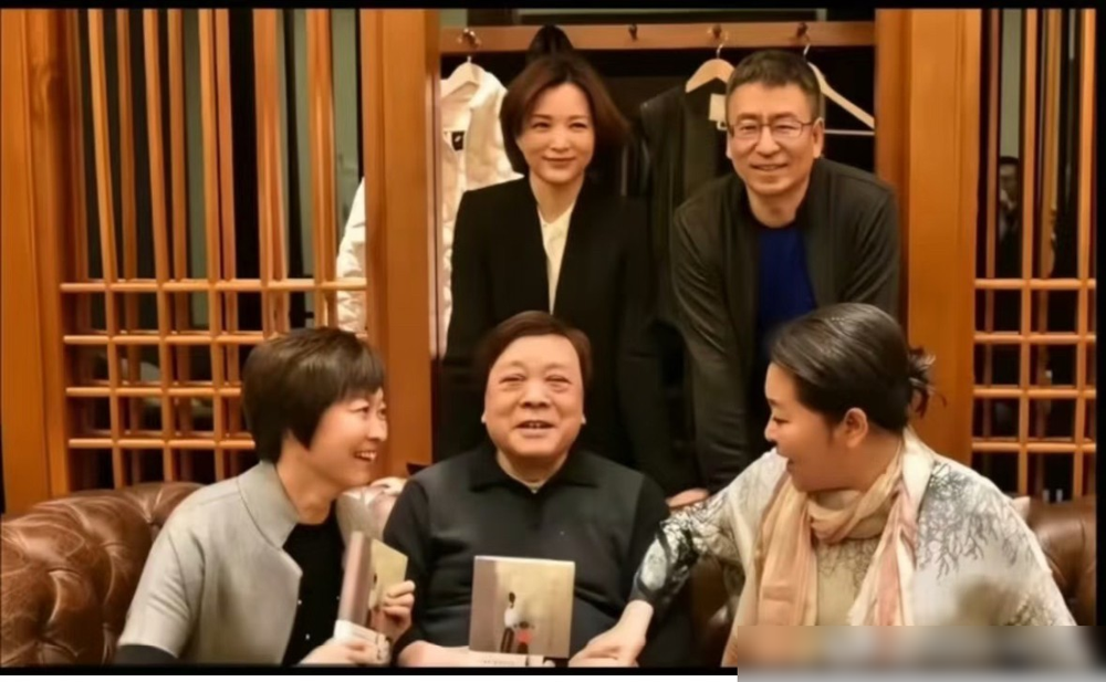 央视五张脸，认出仨算及格，全认出来的，孩子怕是都会打酱油了。倪萍、赵忠祥、敬一丹，这三位不用多介绍。