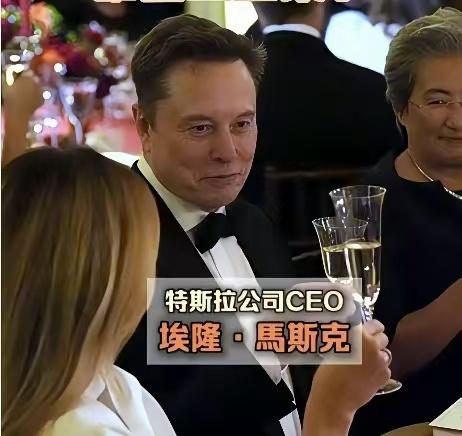 笑死，马斯克又整活了！在白宫晚宴上，别人都在敬酒，马斯克却拿起筷子夹起了刀叉