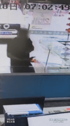 “泪目了！”5月18日，浙江一位中年男子走进药店，本是来买速效救心丸缓解心口不适