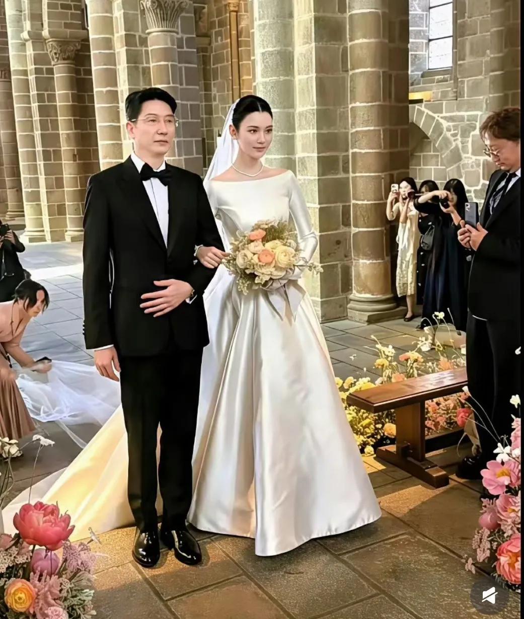 奚梦瑶爸爸还挺帅的，身材板正，气质出众！奚梦瑶的身高也是遗传了爸妈，一家三口