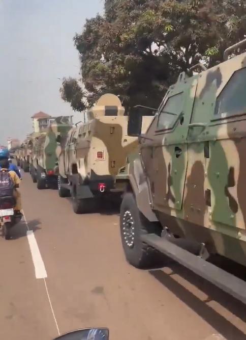 上百辆崭新的中国产装甲车在街头！这是1月19日在西非的布基纳法索，街头有上百