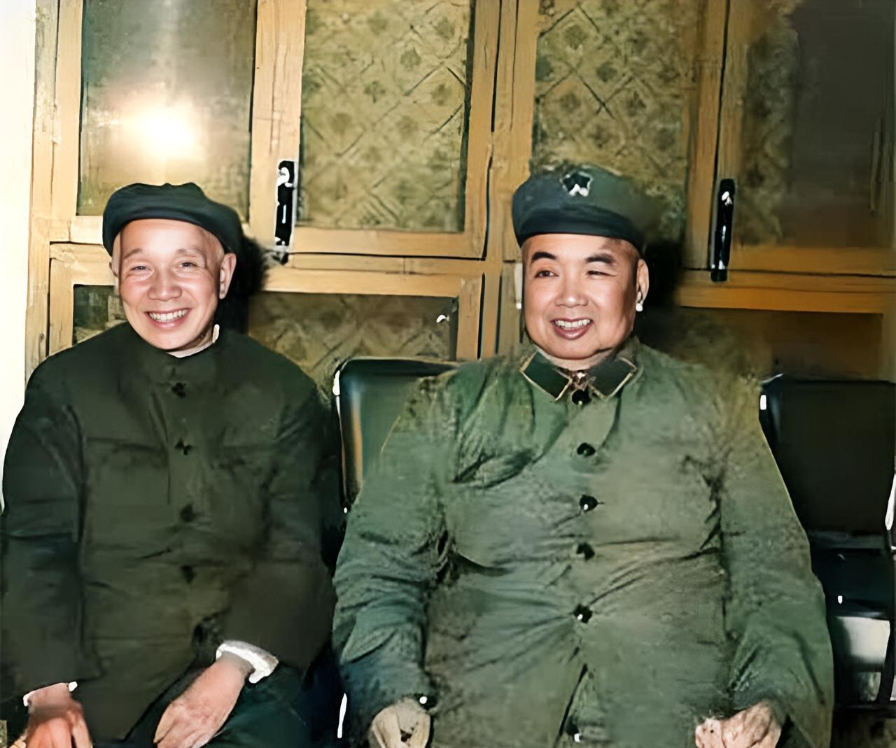 这是七十年代许世友上将与粟裕大将在一起。两人在战争年代也曾发生过争吵。当年，在华