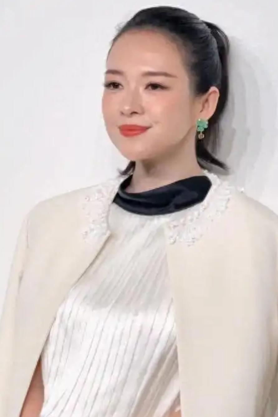 郑钦文“全裹出镜”抢尽风头！和章子怡站C位，网友：影后气场好像略逊一筹？我直说