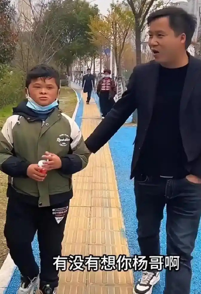 小马云走红十年后现状看样子比以前过的好了些，如果抓住机遇，估计能财富自由。不过，