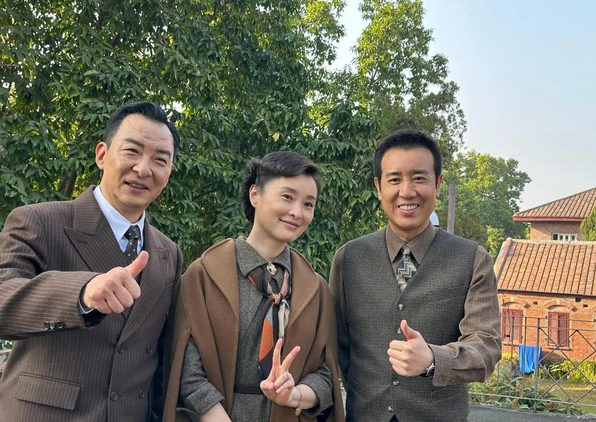 哇哦，镜头中的吴越鲜衣盛装，发型精致，眉似新月，清眸流盼，温婉如莲；一旁的于和伟