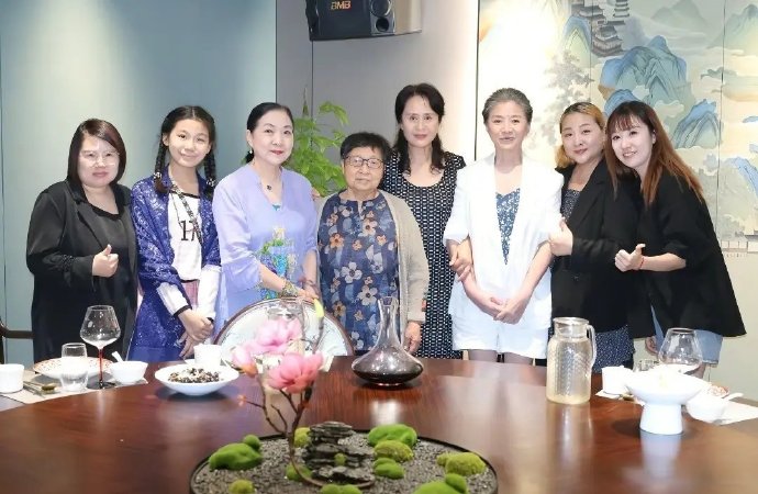 《生万物》女老戏骨聚会，迟蓬和牛银红喝交杯酒，沈丹萍说自己不如迟蓬！​​​