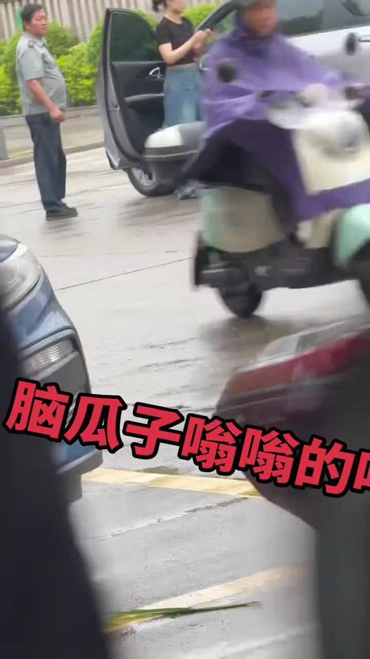 女子脚踹保安被扇事件警方已立案这事发生在4月22日福建永安的小学附近，正好是送孩