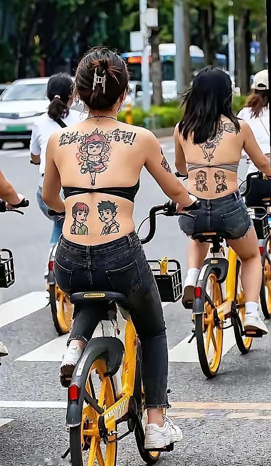 我的天！是真敢穿！真有那么热吗😂好家伙，现在小年轻穿得那叫一个胆儿大，
