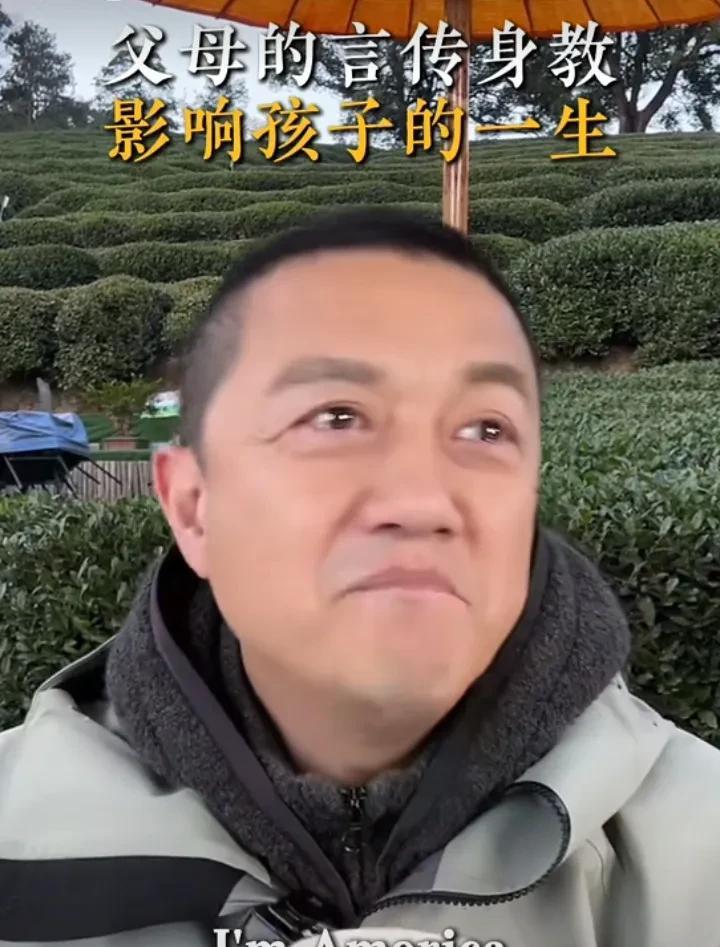 李亚鹏说，我女儿李嫣在北京的所谓国际学校读书，学生都是拿各种外国护照的外籍小孩，
