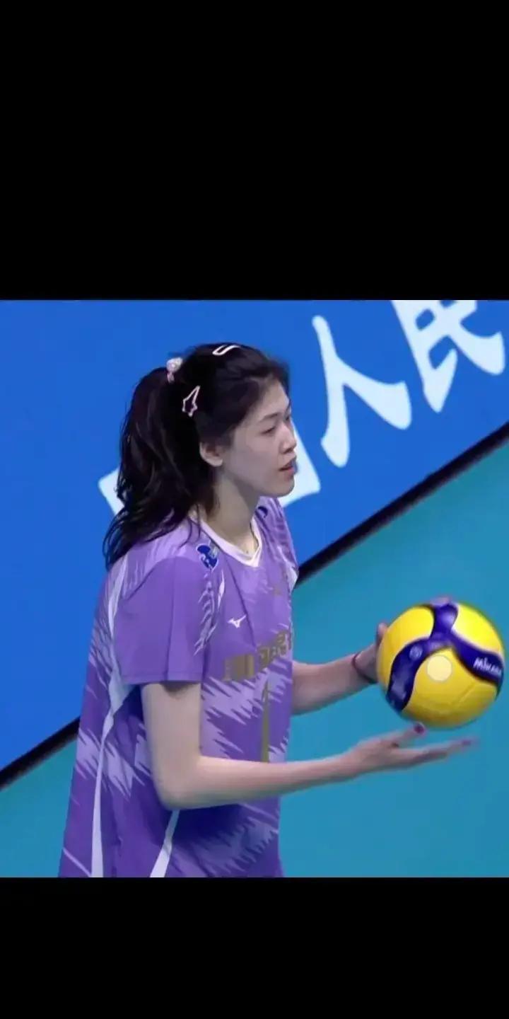 李盈莹回国了，米兰没签成，伤还在。天津队说“我们管康复”，可大家心里打鼓：