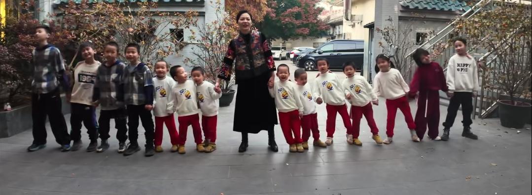 生15个孩子，我都不敢相信我的眼。不管她是咋生的，就这15个啊，都能开个幼儿园