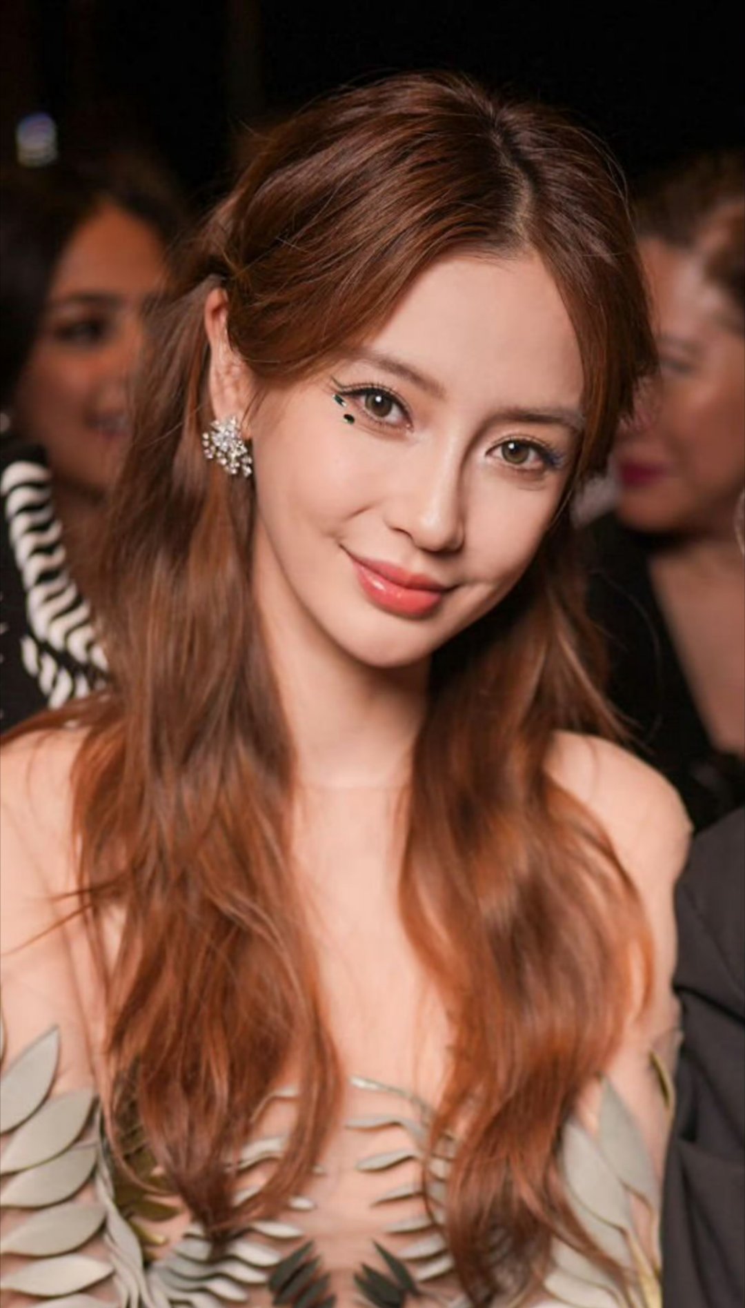 美颜滤镜粉碎机发的Angelababy杨颖[并不简单]​​​