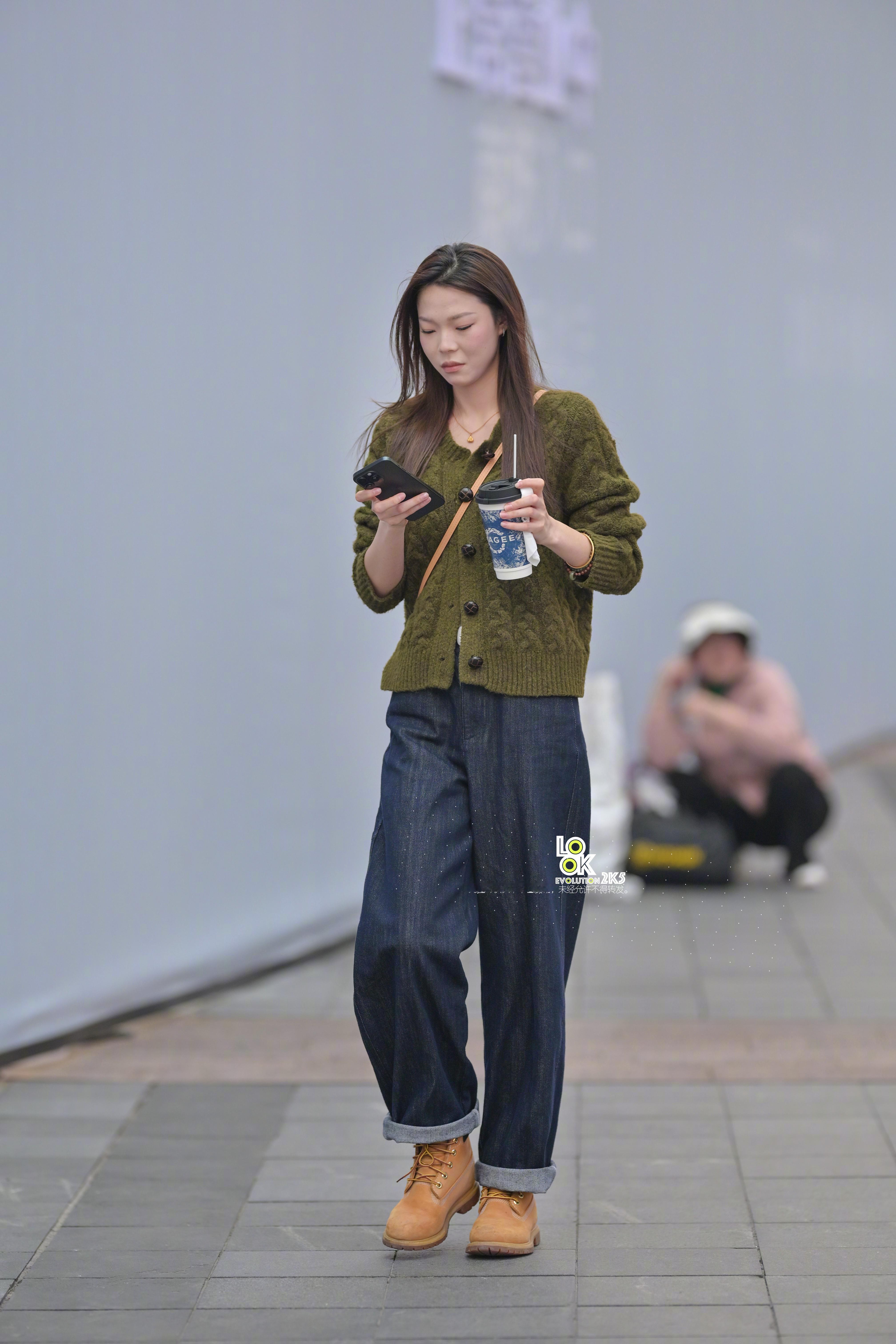 小姐姐爱穿大黄靴​​​