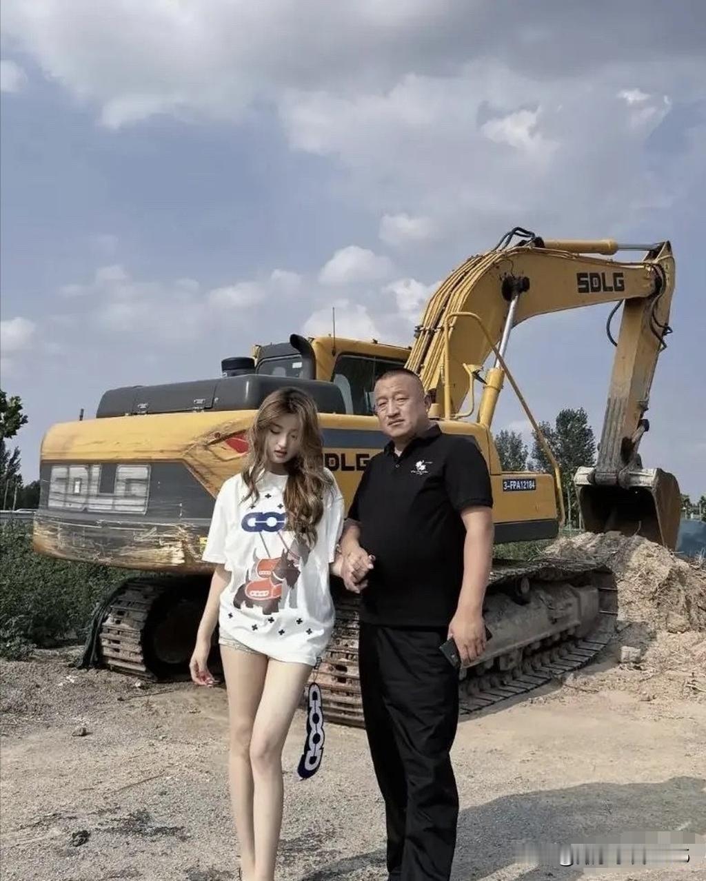 就想和这位老兄取取经：是不是只要拿到了“山东蓝翔技校”的毕业证，就可以娶到同样年