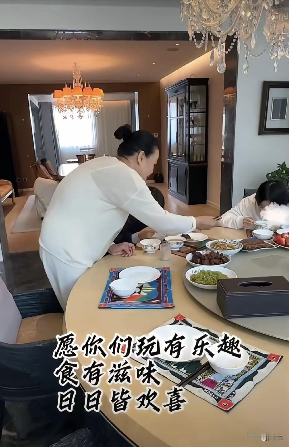 此刻隔辈亲已经具象化！奶奶疼孙儿，不停的给孩子们夹菜，一边夹菜一边说:“长个的