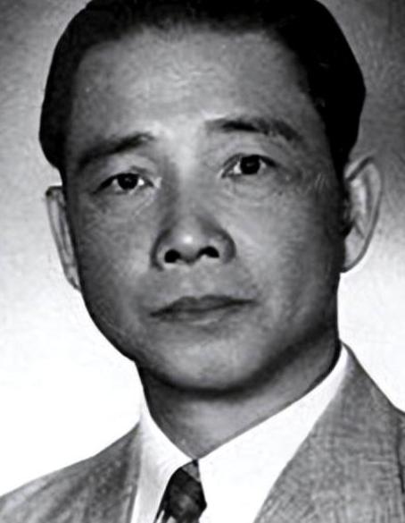 1944年，汪精卫病亡后，其妻陈璧君耗费重金打造了一座重达万斤的水泥陵寝，完全仿