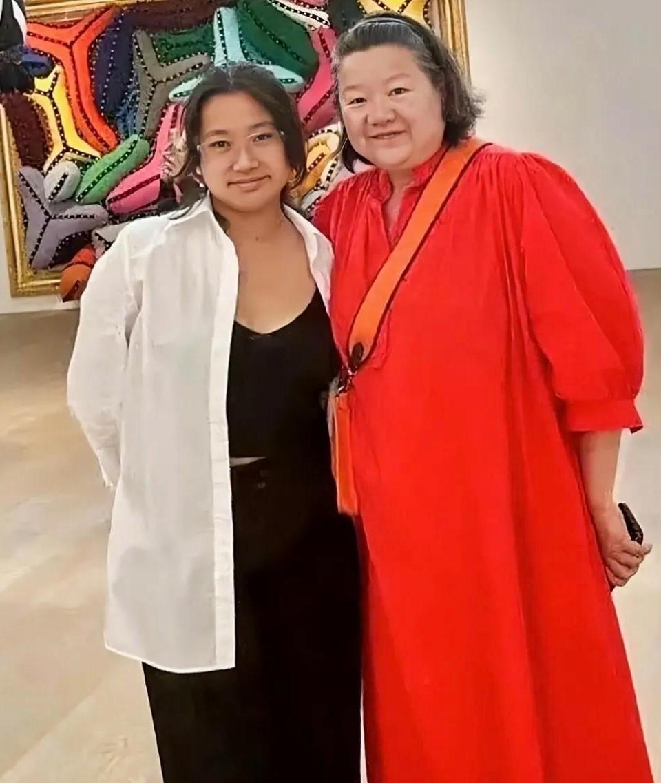 洪晃的养女平平长大了。发现一个奇怪的现象。他们的养子养女。慢慢长长都向着自