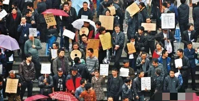 震惊全国的下岗潮，为何发生于90年代？几千万工人无端下岗，被说成人浮于事，偷奸耍