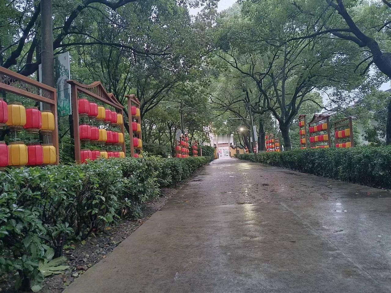 上海金泽镇的水乡客厅板块包括金泽古镇区，正在悄悄变样。这里虽然现在没西岑变化那
