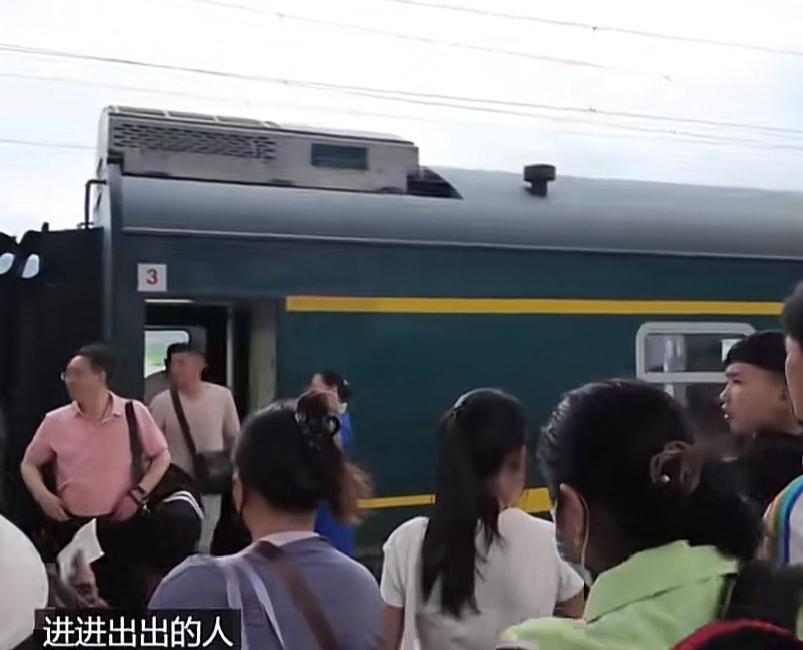 越南网友体验中老铁路，站台上和中国一模一样甚至还有同样的中文播报，看起来十分的亲