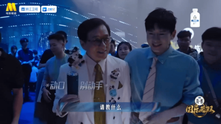 成龙教张杰醉拳不愧是功夫前辈，成龙零帧起手的醉拳潇洒又霸气。悉心指导张杰学习招