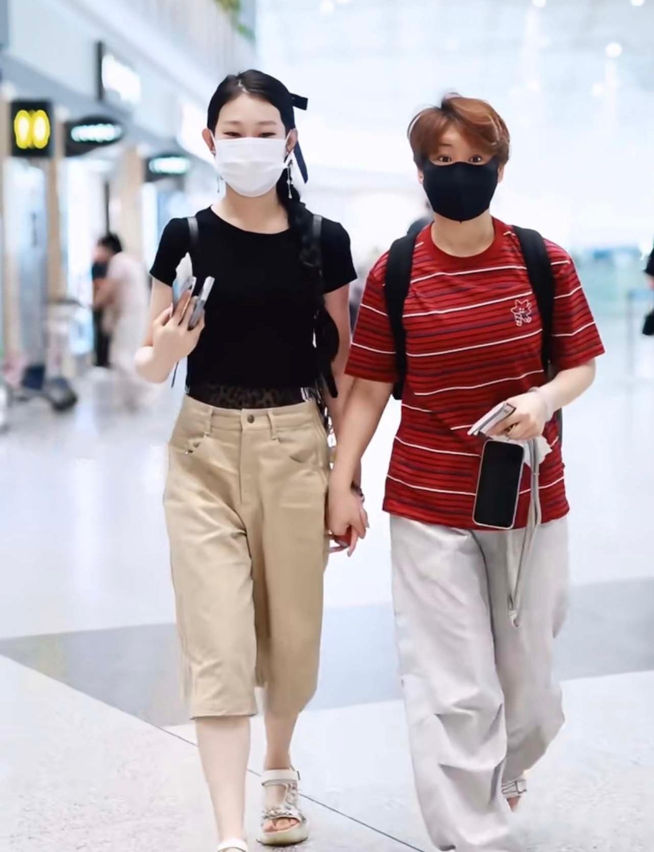 小沈阳女儿沈佳润Nina和妈妈一起出门旅游，母女牵手好似姐妹，沈佳润打扮的很朴素