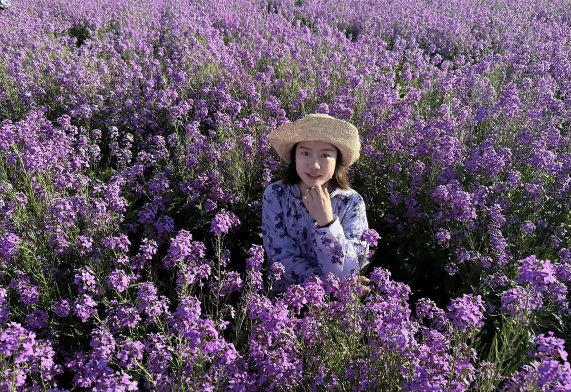 翁帆带着家人在新疆旅游，整个人充满了年轻的活力，一点都不像50岁的人。一起和