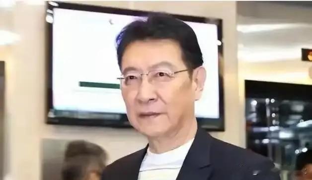 自我“漂白”的赵少康！作为主持人，赵少康每次在自己的节目《少康战情室》之前，