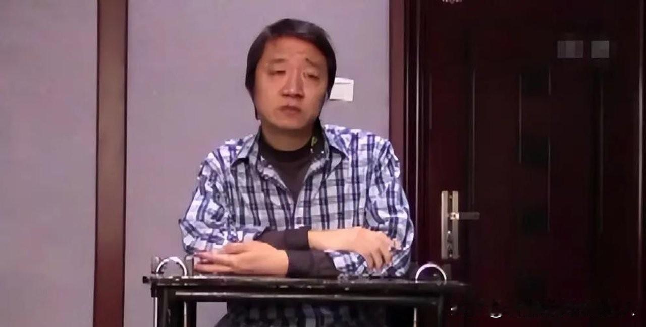 张建革在机场被捕，随身的涉密材料当场查获。你真以为这不过是一个贪财工程师的一次失